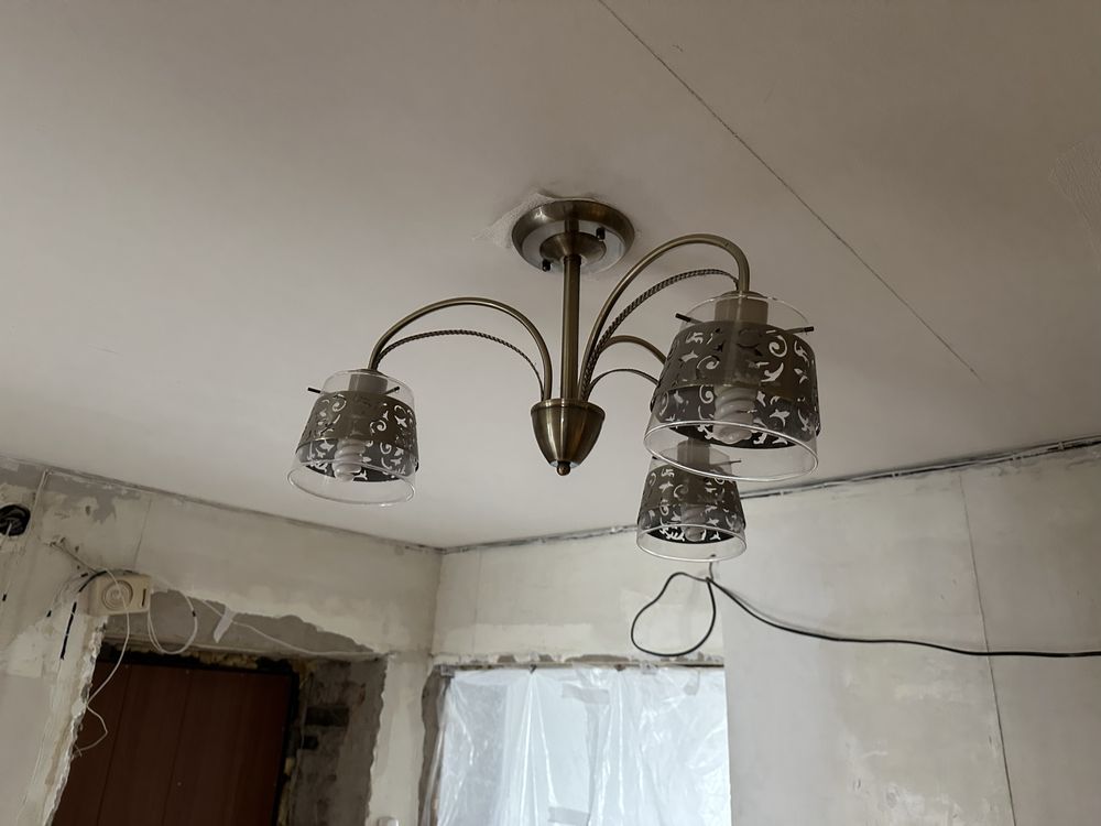 Люстра трех рожковая