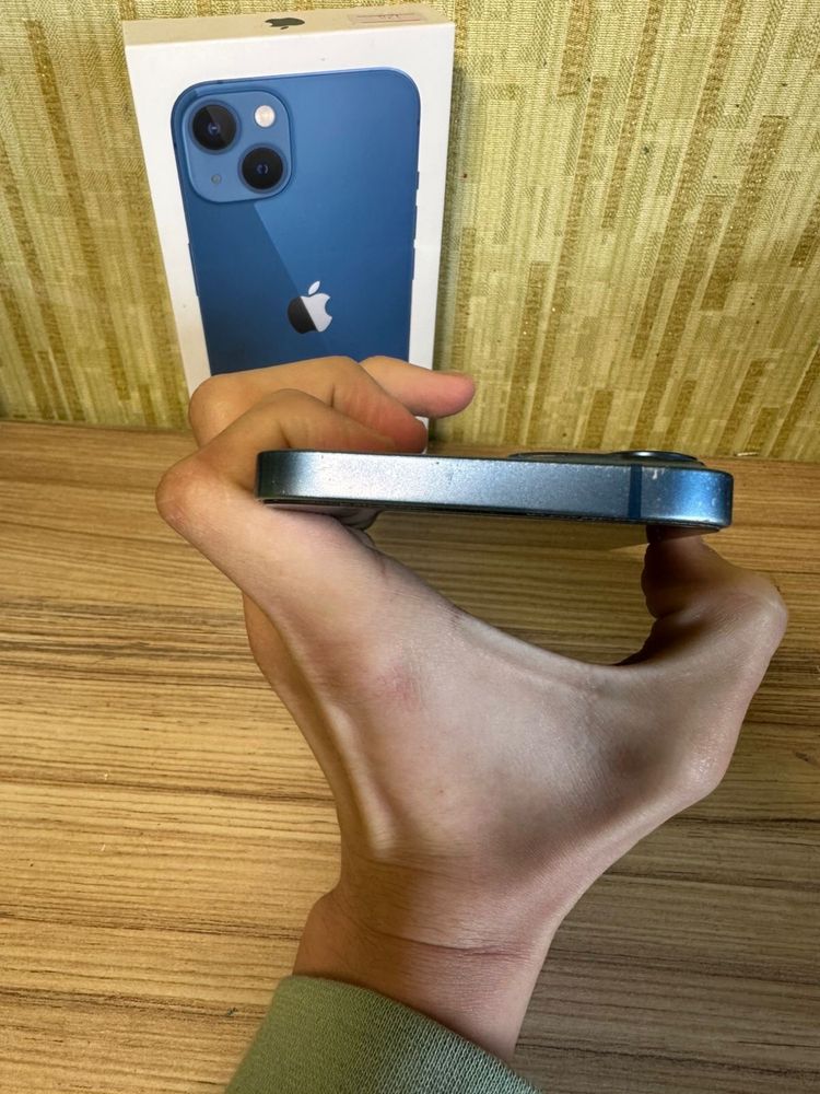 Продам IPhone 13