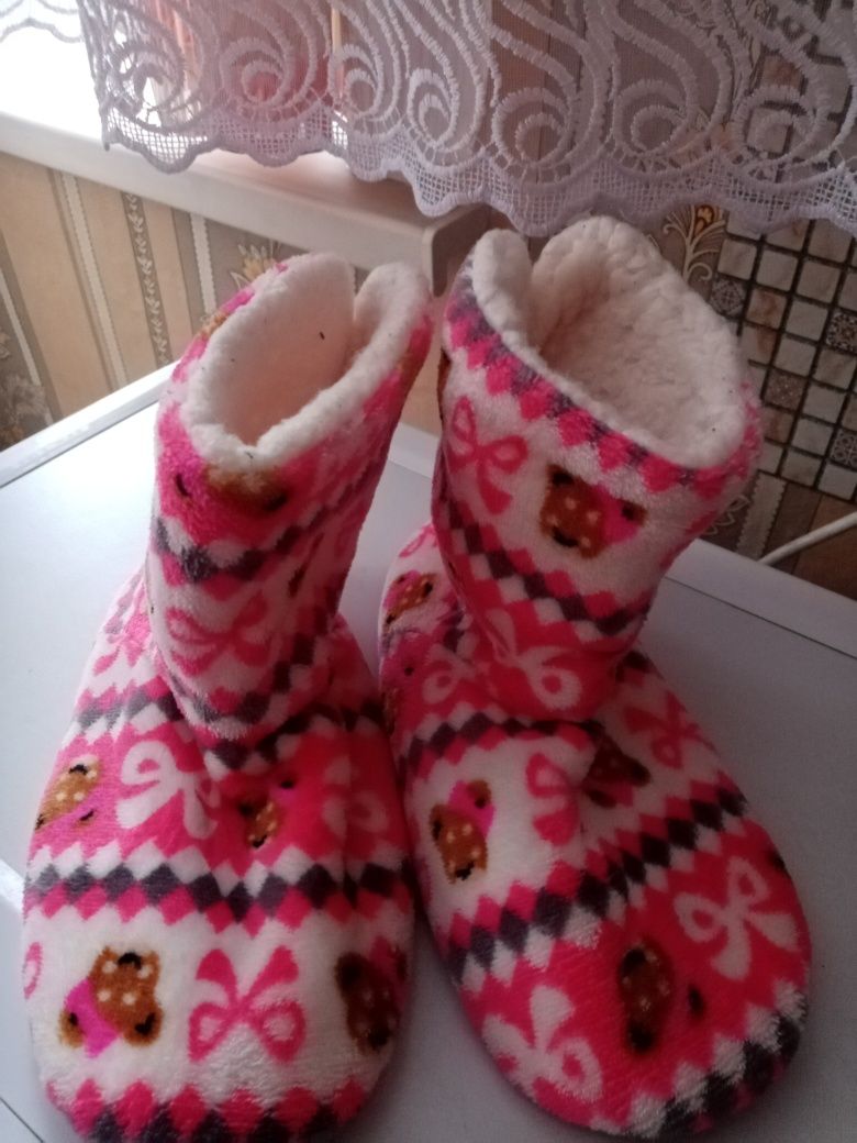 Продам тёплые меховые, новые чуни, размер 41. сапожки, новые, размер.