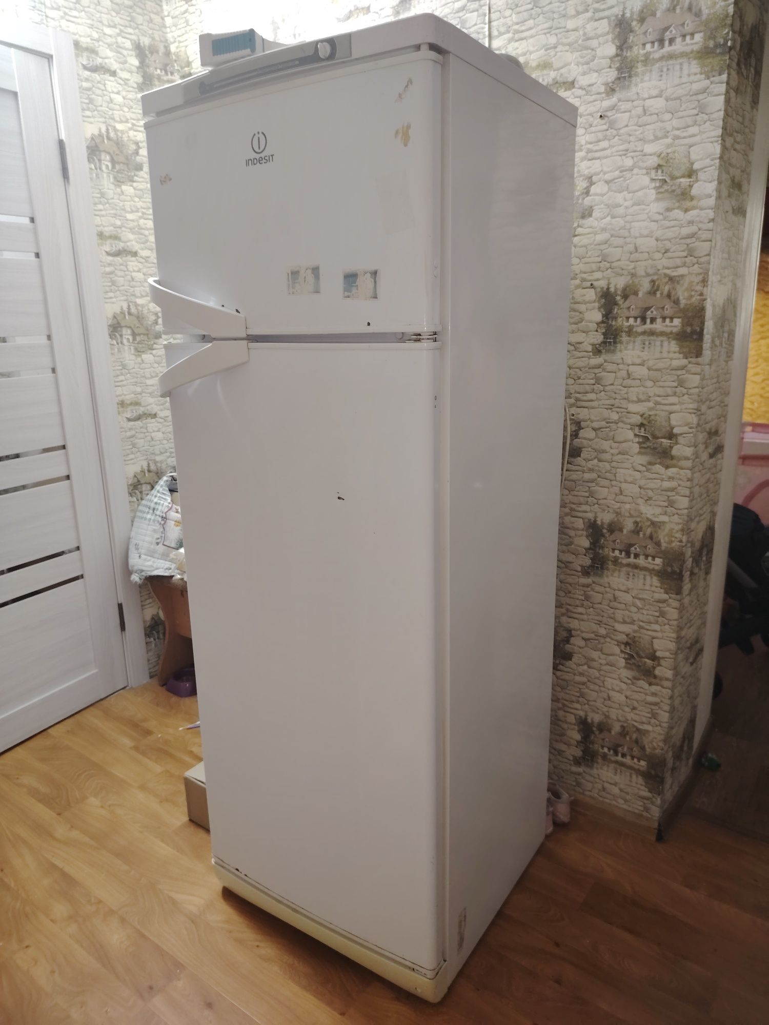 Продам холодильник Индезит