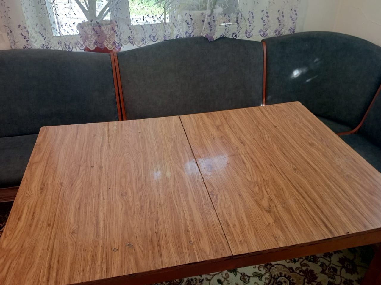 Продам кухоный уголок со столом