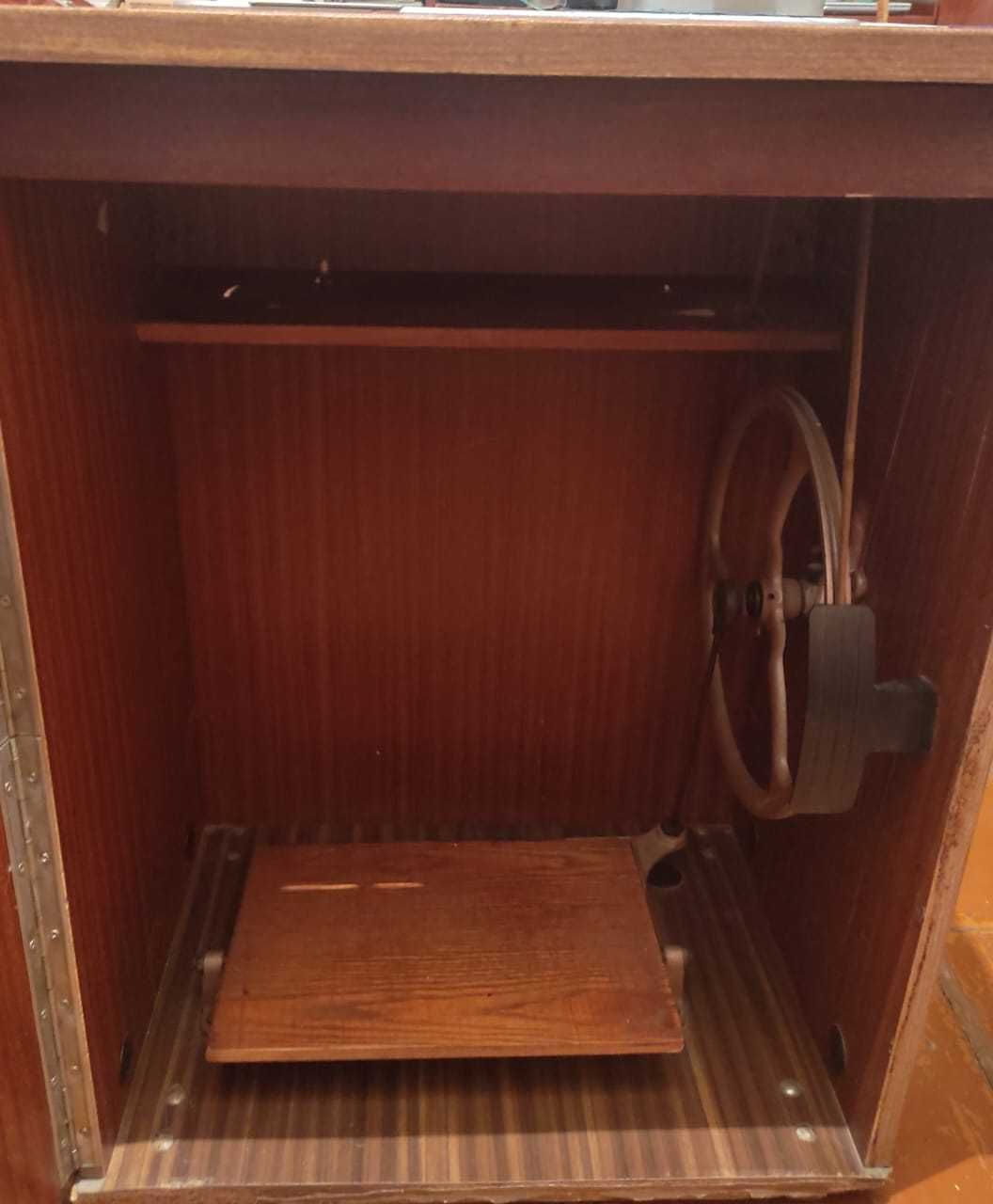 Продаю швейную машинку Подольск 142 (СССР) в отличном состоянии.