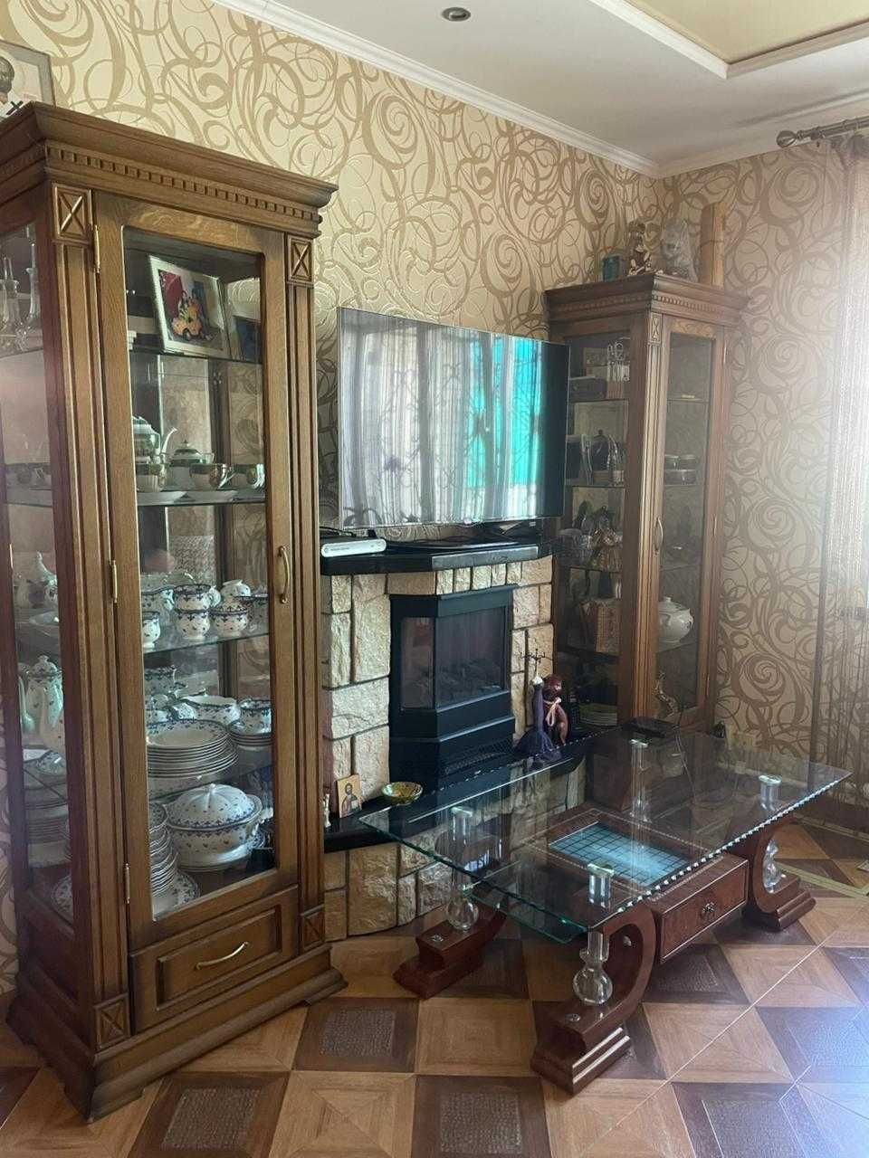 Продам шкафы витрина для посуды,Белорусь,настоящее дерево.цена 120000