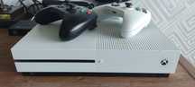Xbox one s 1тб + два джойстика