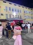 продается свежий букет из кустовых роз