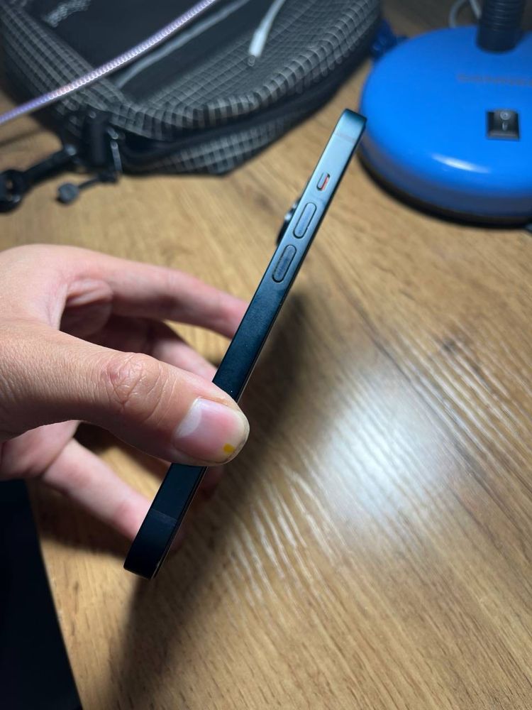 продаю свой Iphone 14, без царапин по корпусу,  + шнур