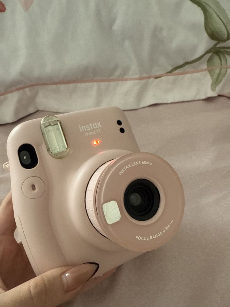 Instax mini 11 в розовом цвете