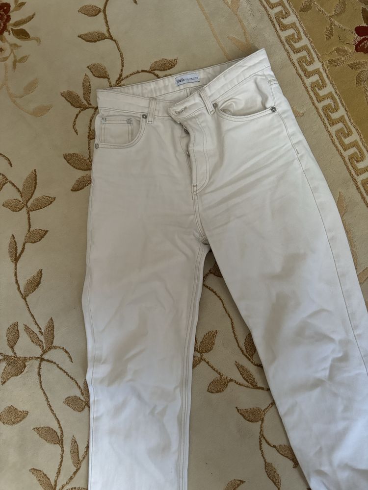 Белые джинсы Zara