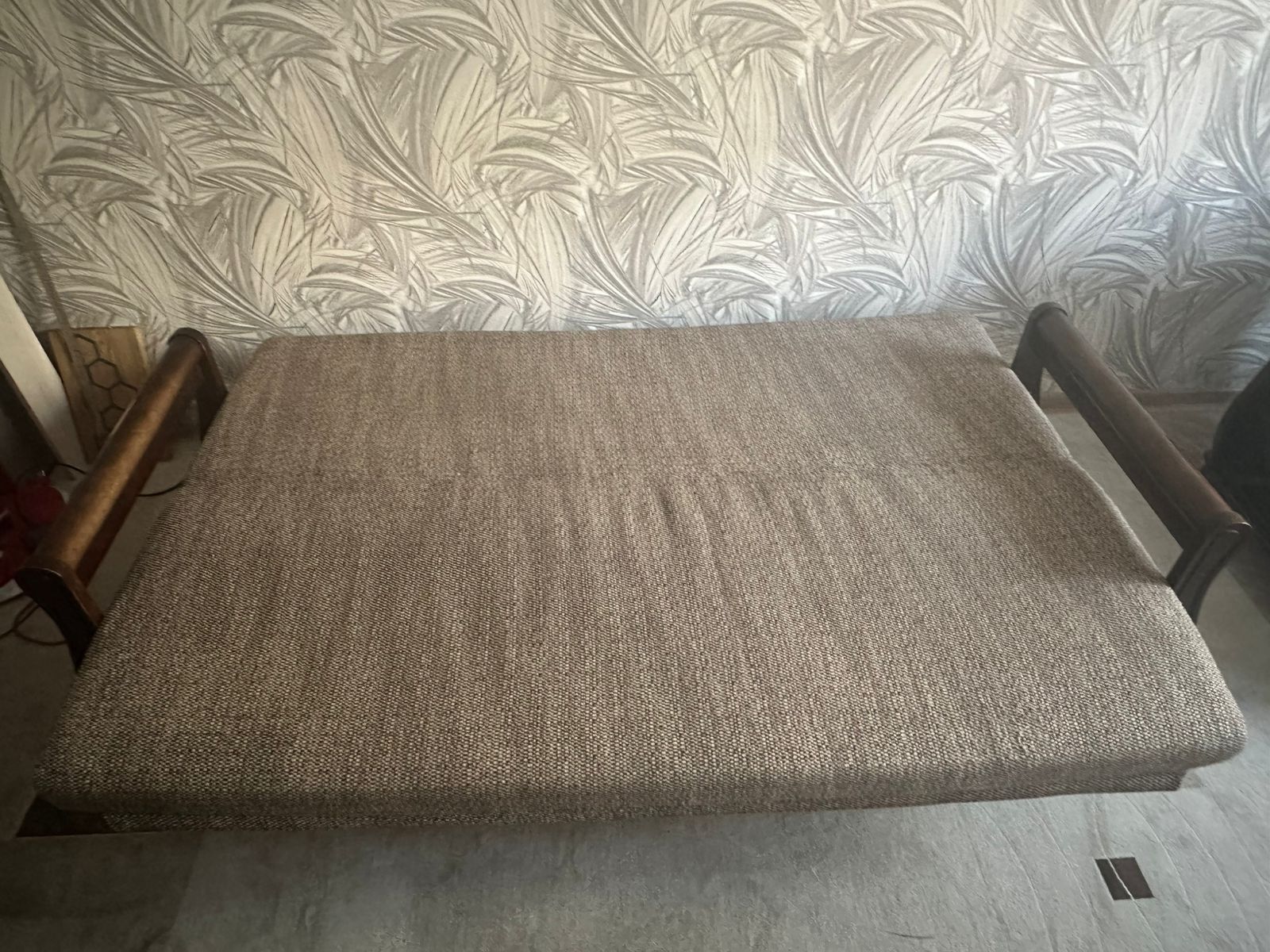 Продам диван раскладной, кресло и стол