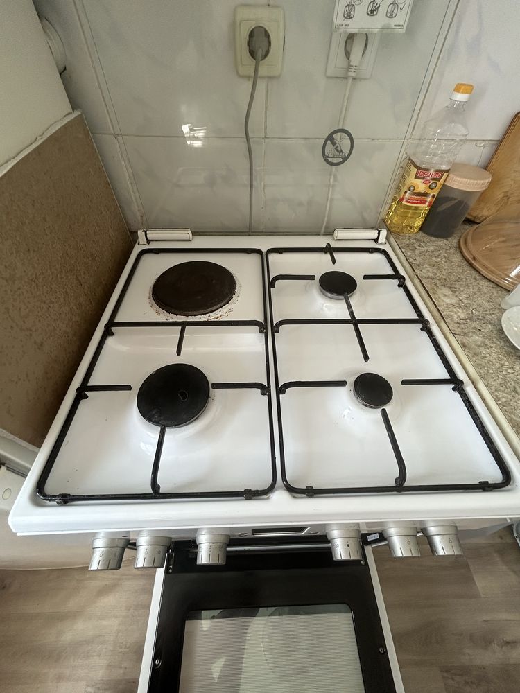 Продам газовую плиту 3 конфорки, 1 электрическая плита, Торг.
