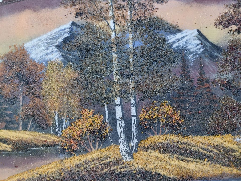 Картина камнями на срезе дерева