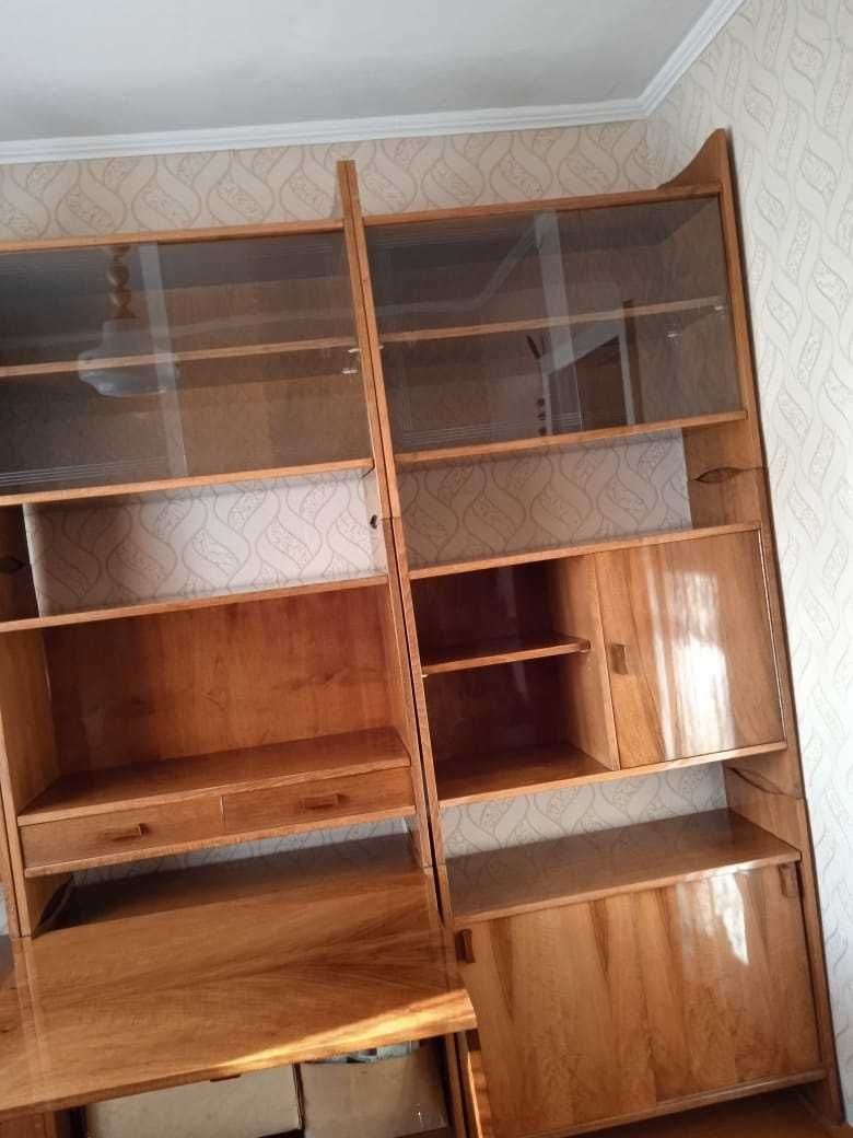Стенка- библиотека за 120 тысяч, состоит из трёх секций