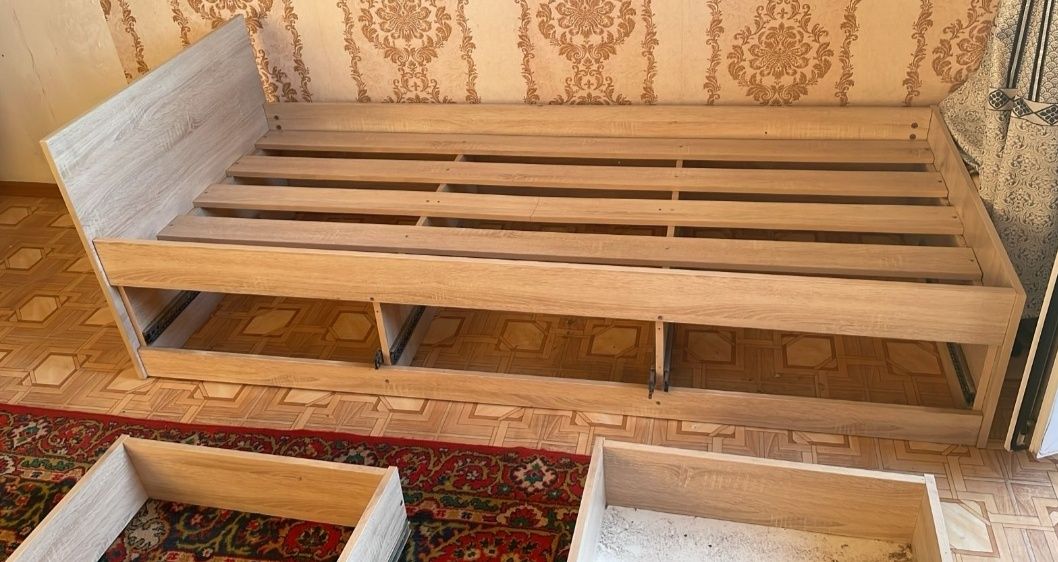 Кровать  выдвижными тремя ящиками с матрасом.