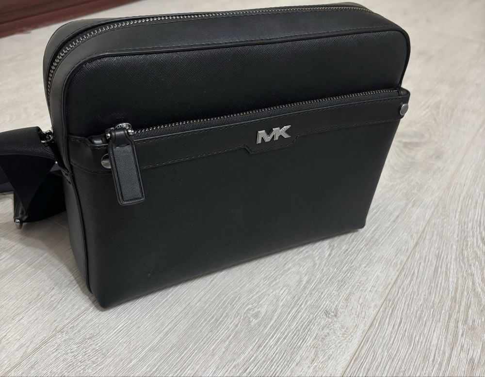 Сумка фирмы Michael Kors