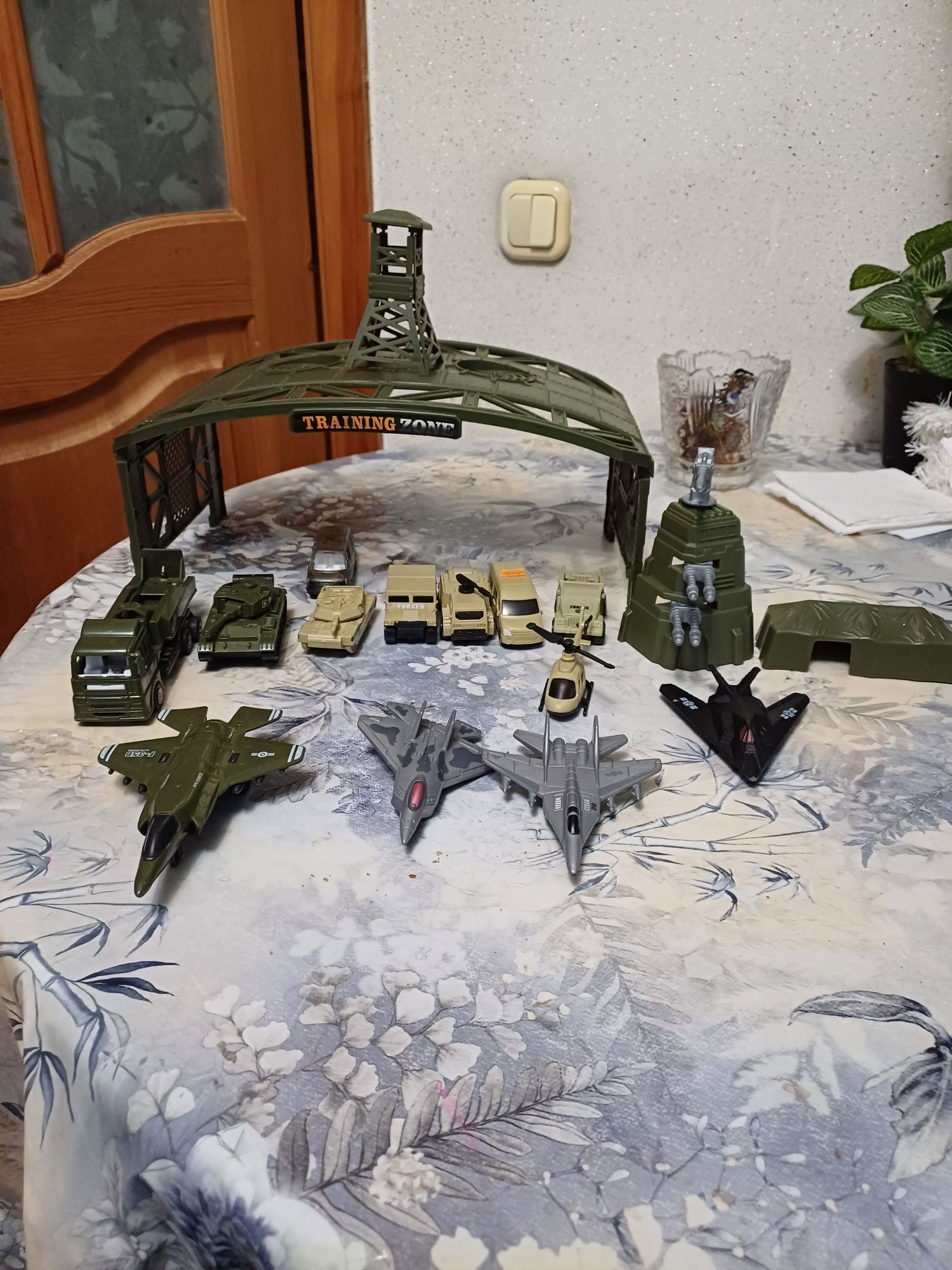 Продам  парковка военной базой