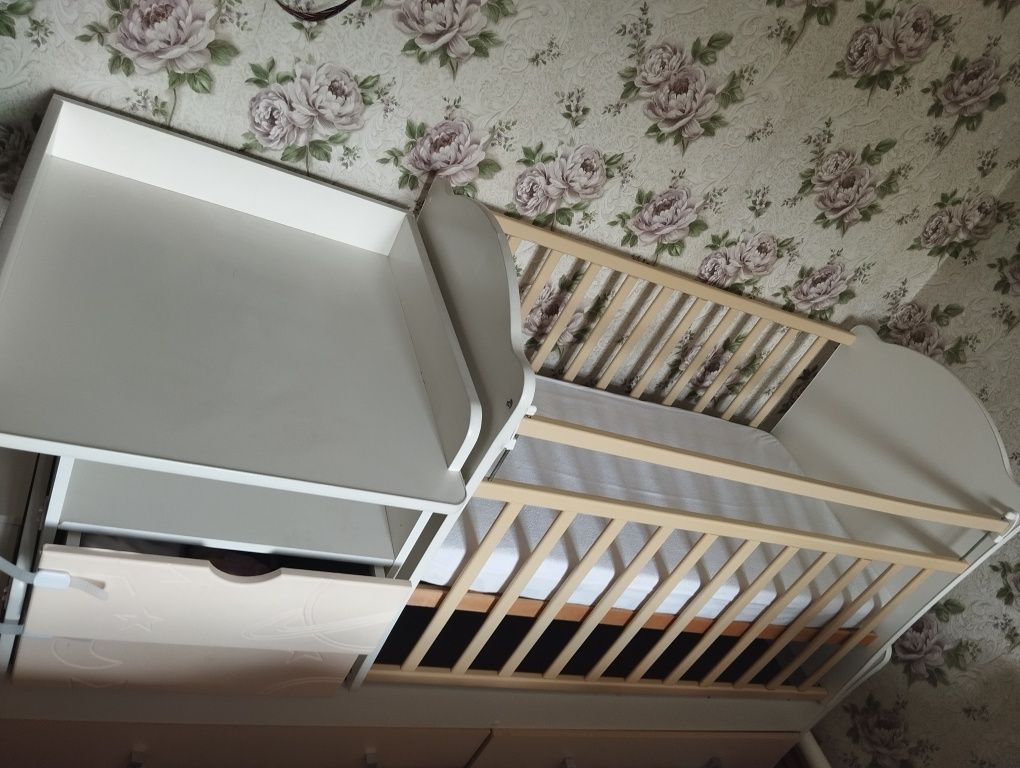 Продам кроватку с матрасом