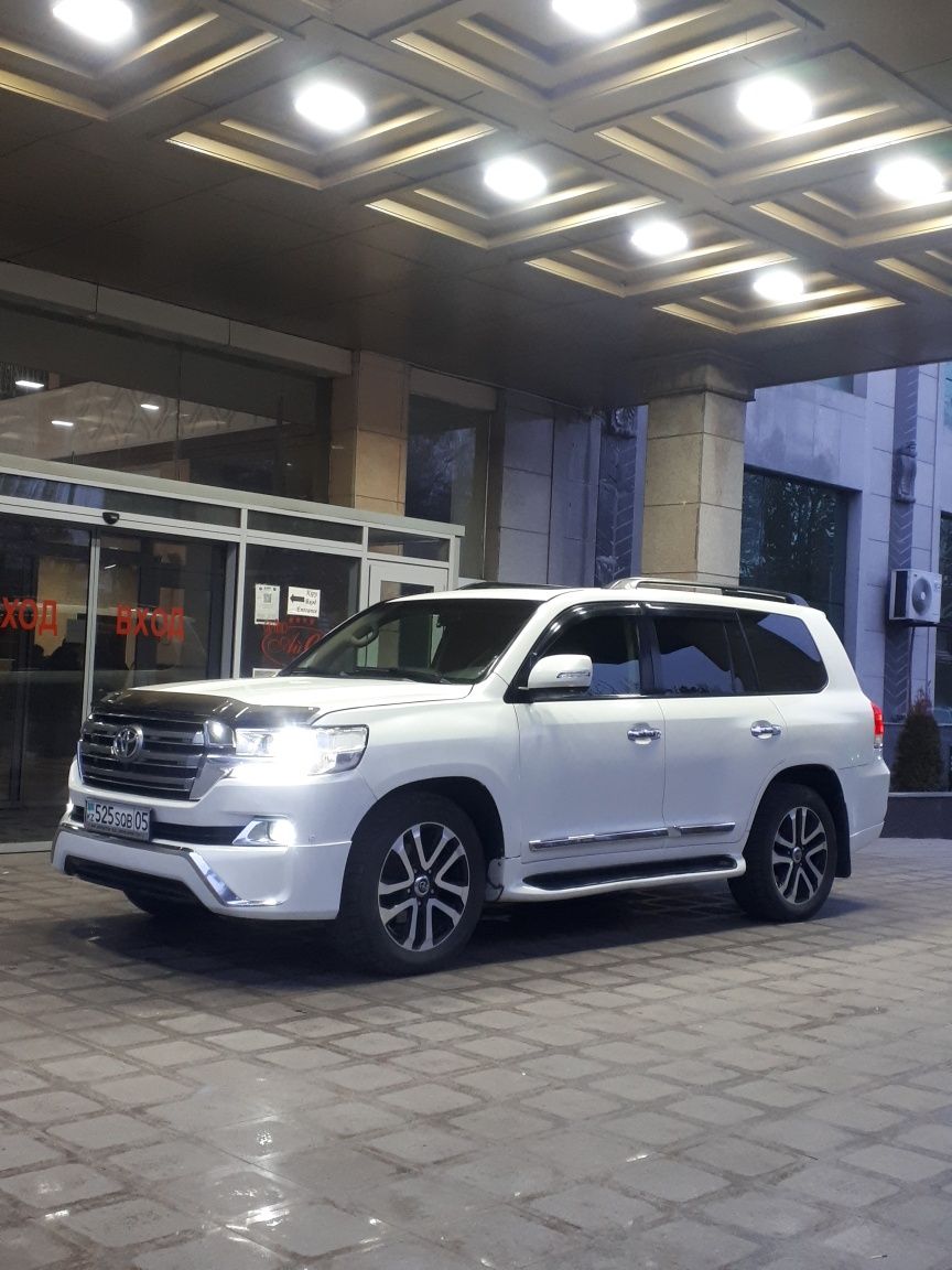 Прокат авто LC200.