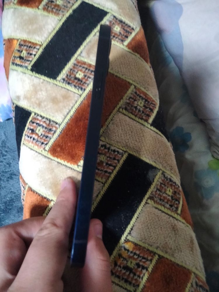 Срочно продам айфон 12
