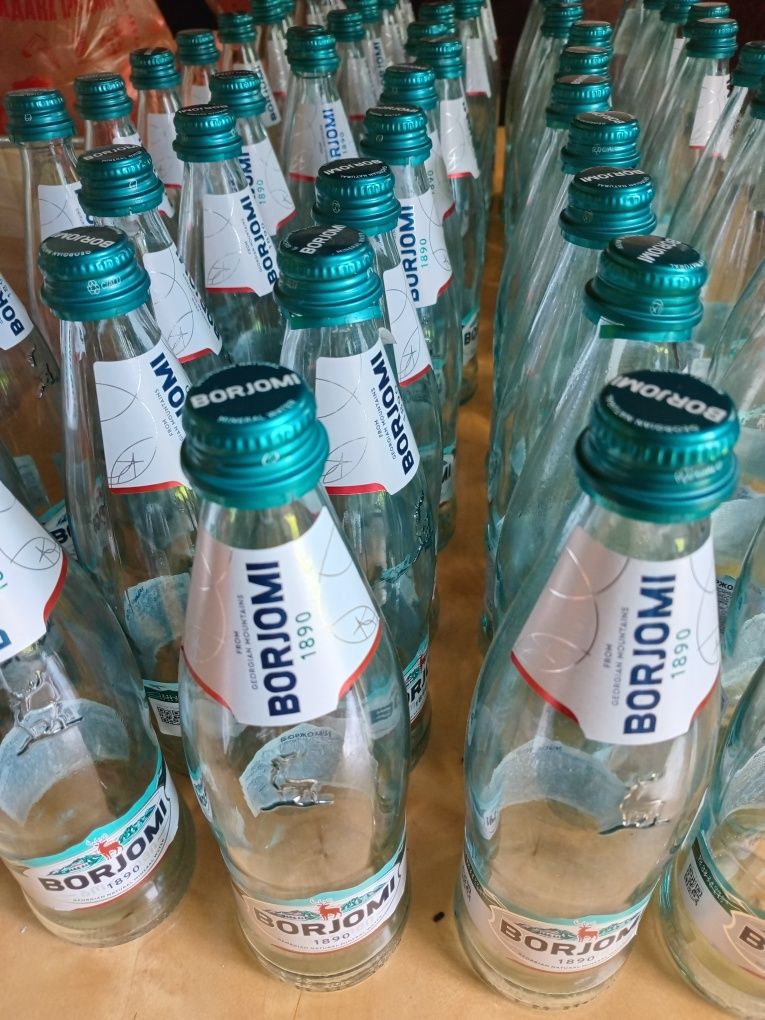 Продам стеклянные бутылки от Боржоми 500мл. 60 штк.
