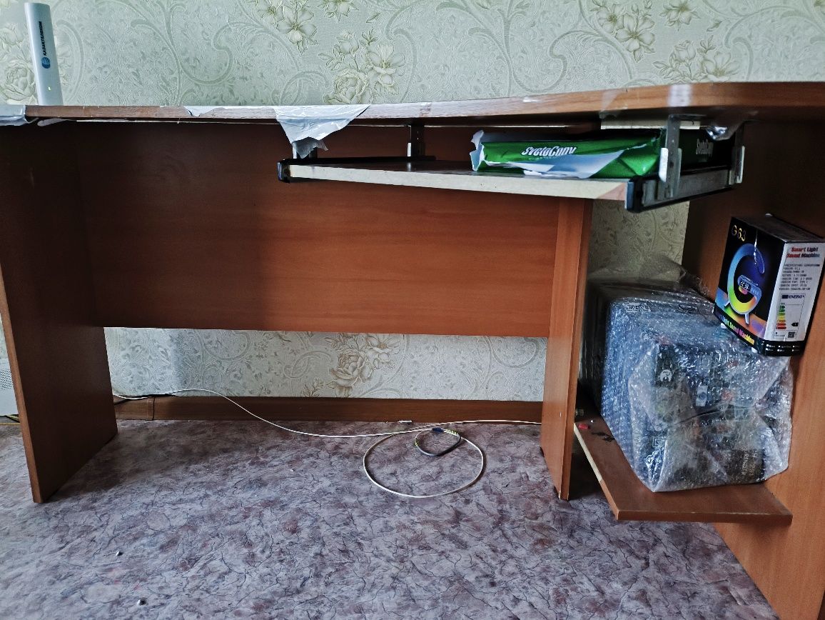 Компьютерный стол+ подарок