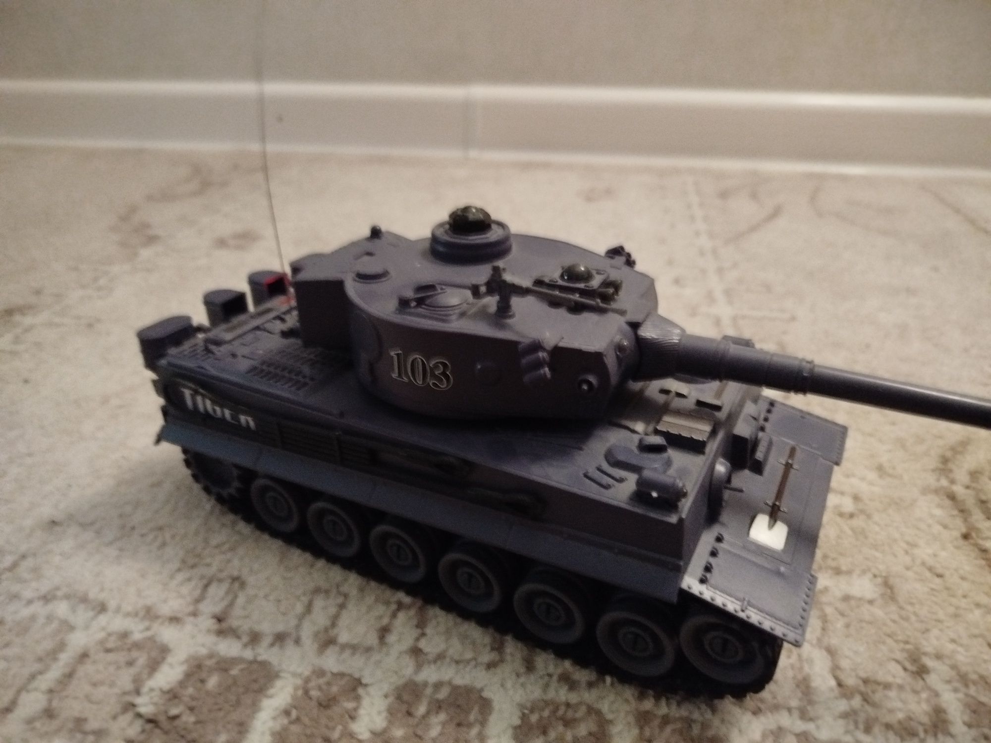 Игрушечный танк тигр 1 на пульте управления