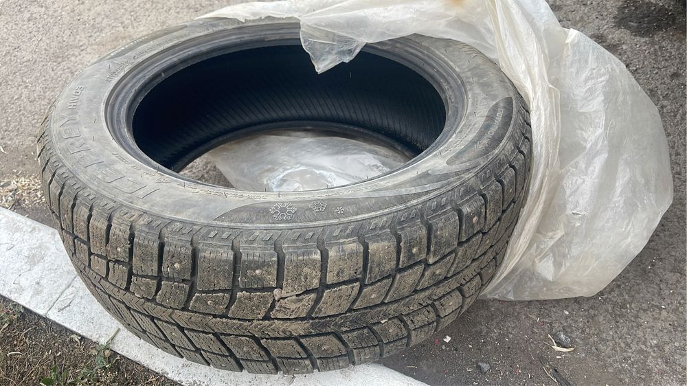 Прадам Зимныи шина шиповыныи 215/55 R17 нужын денги
