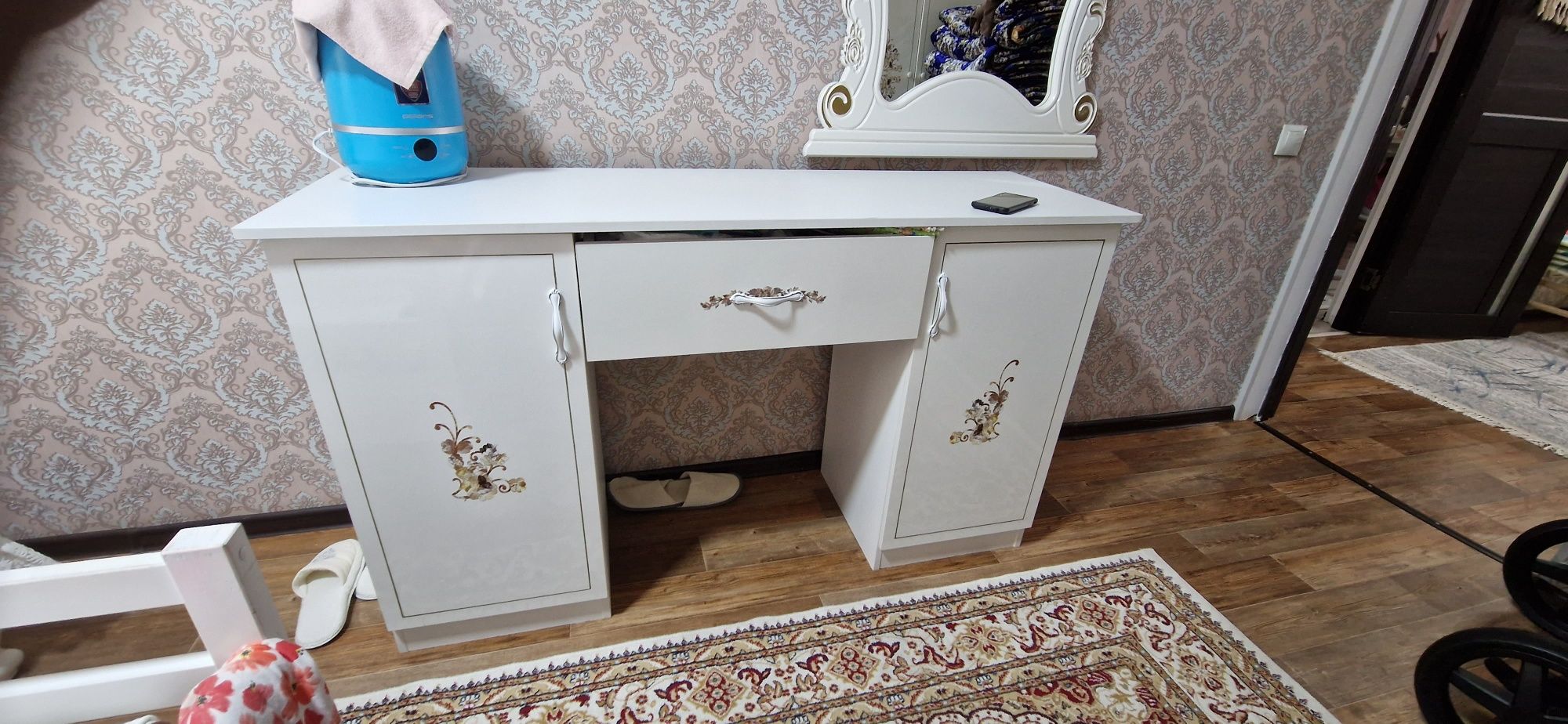 Комод и вместе комплектующие кровать двухспальная