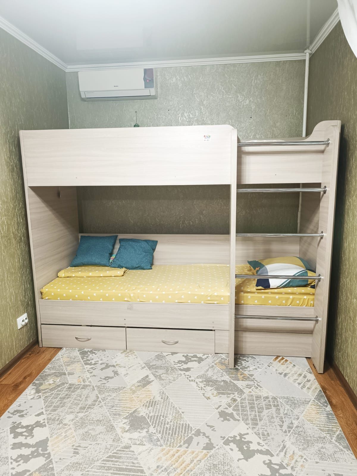 Продам кровать. Двухъярусная. Состояние отличное.