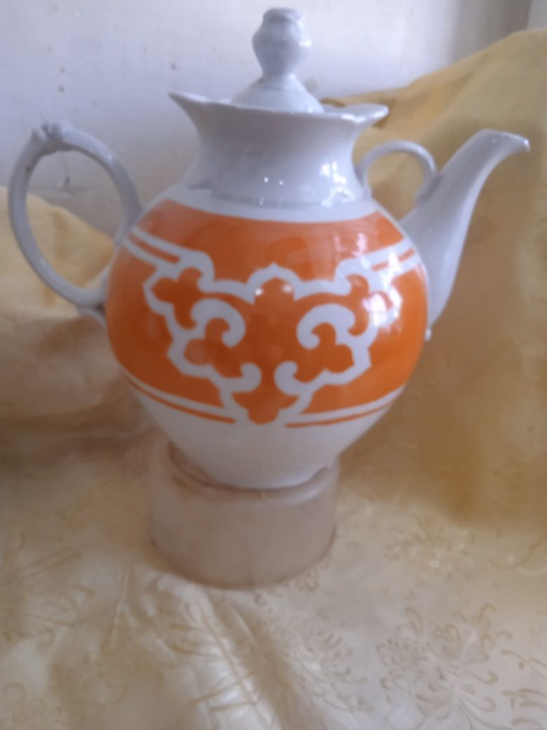 Продам фарфоровые чайники с сахарницами
