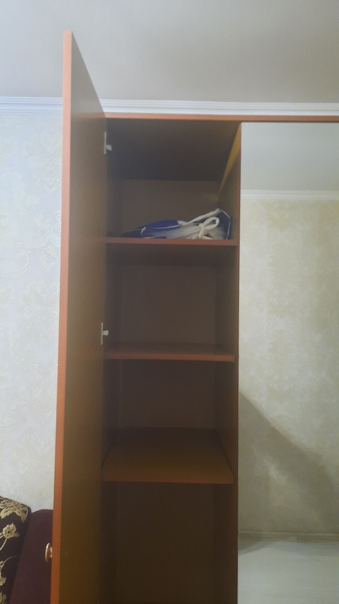 Продам диван с двумя креслами и шкаф