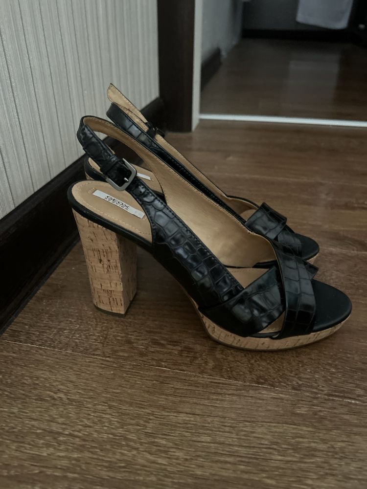 Продам босоножки брэнда Geox 38р Италия
