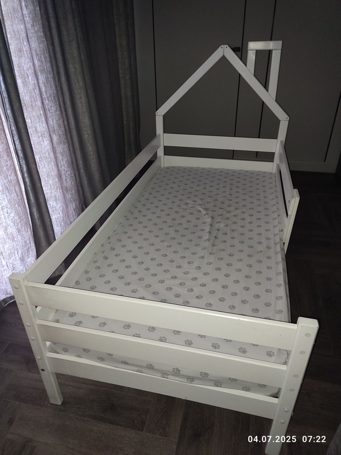 Детская кроватка домик