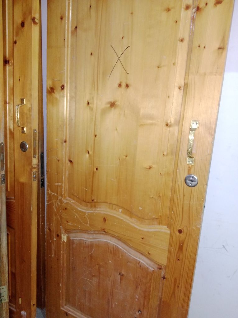 Продам деревянные двери с коробкой и замком внутренний,петли на месте.