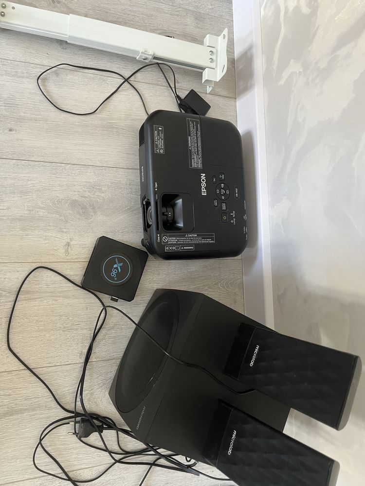 Два комплекта: Проектор Epson + акустика Microlab,