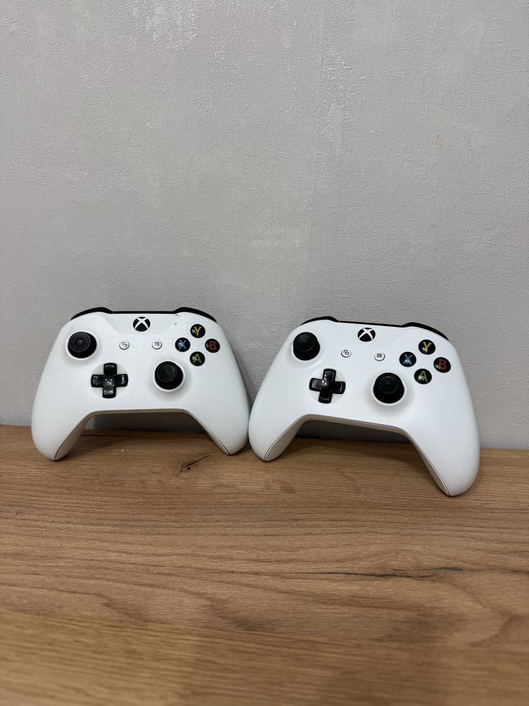 Xbox one S с 2 джойстиками