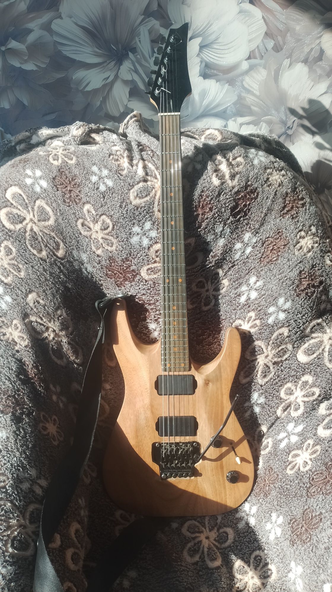 Продаю электрогитару Ibanez , Floyd rose.mahagony body. Backed neck.