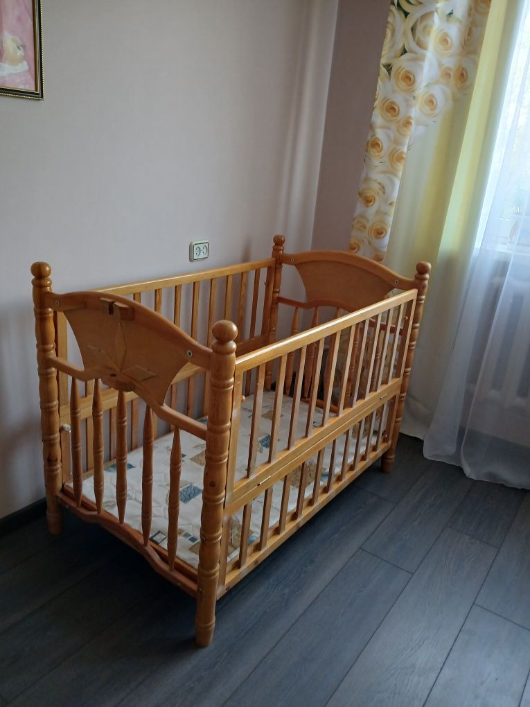 Продам детскую кроватку до 2.5 х лет.Спинки и боковины деревянные!