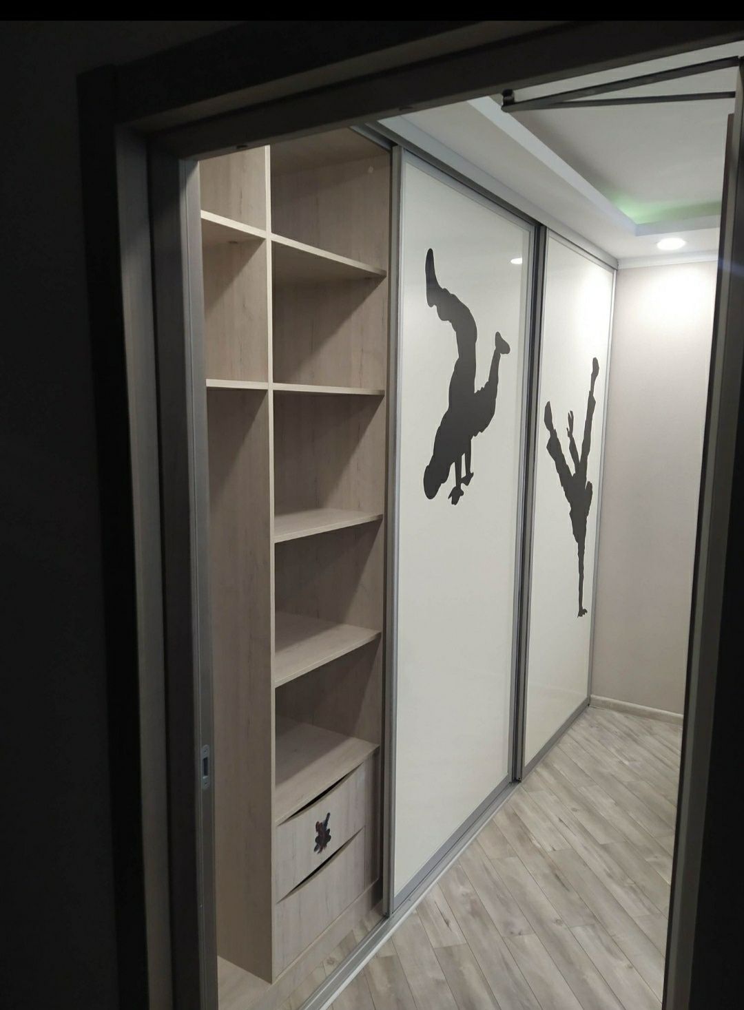 Встроенный шкаф из материала MDF производитель EGGER