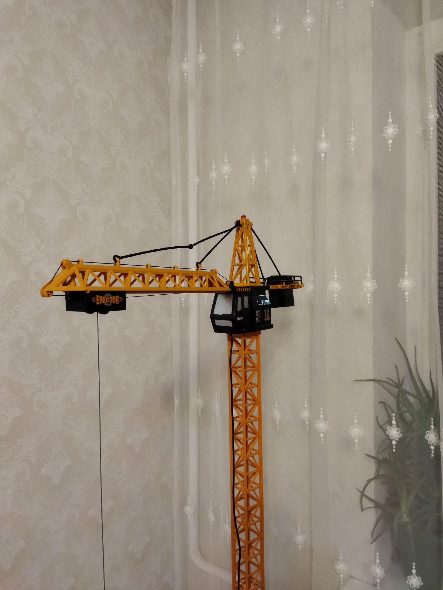 Башенный кран новый игрушка,на управлении большой.
