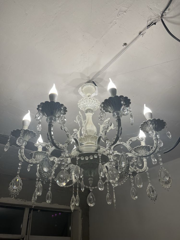 Красивая люстра для зала