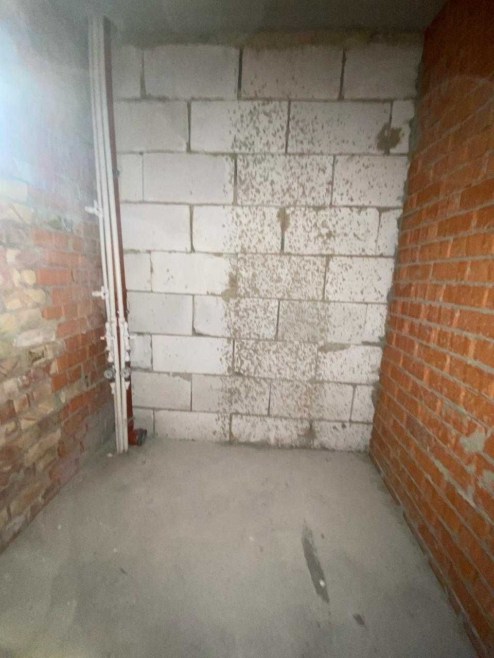 продам 2 комн квартиру  в центре