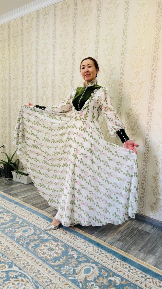 Вечерние платья в идеальных состояниях.