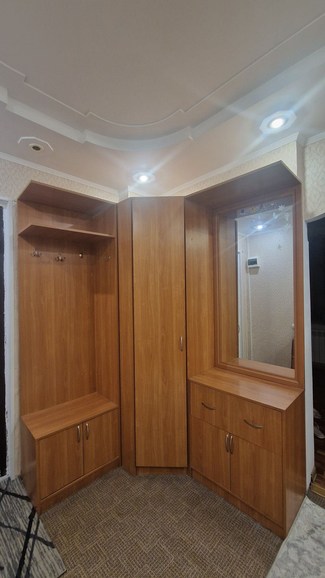 Продам б/у шкаф  прихожую 15 000