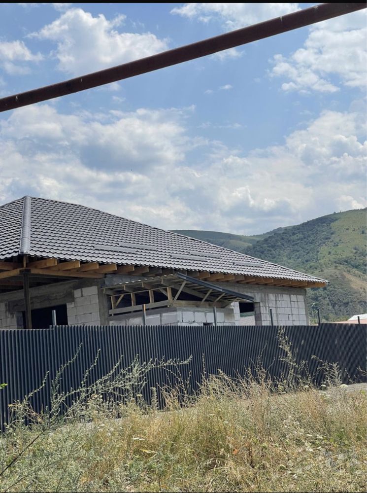 Продам недостроный дом. Со всеми коммуникациями.