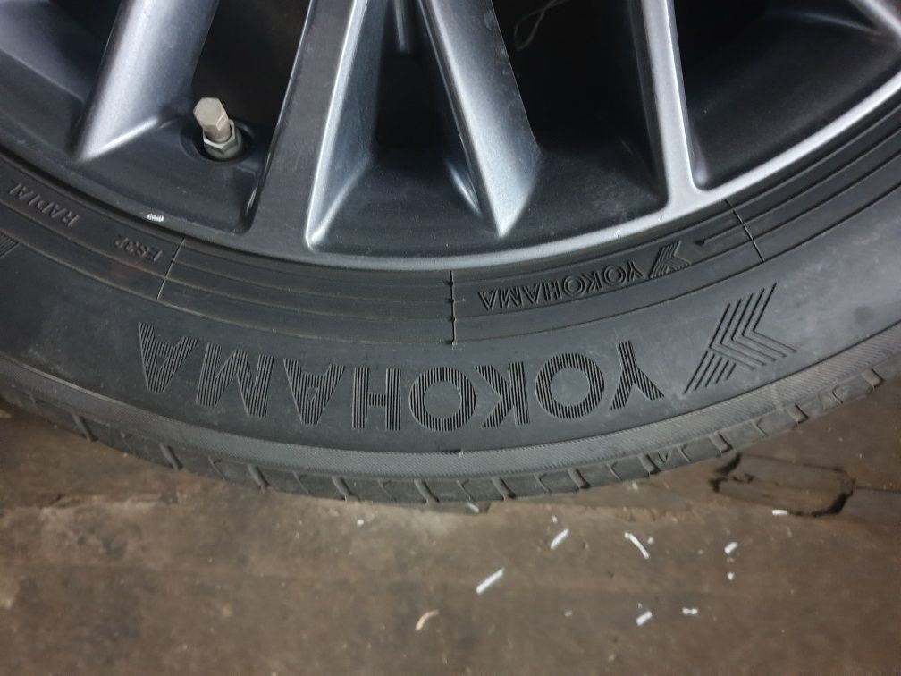 Продам комплект летних шин Yokohama 215/55/17!