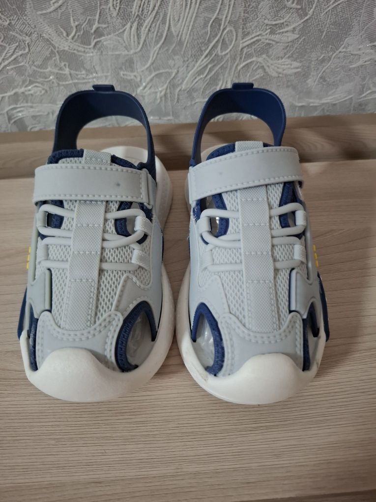 Продам детские сандали
