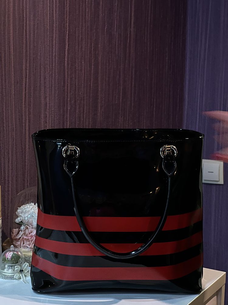 Большая сумка FURLA, лакированная с чехлом, новая