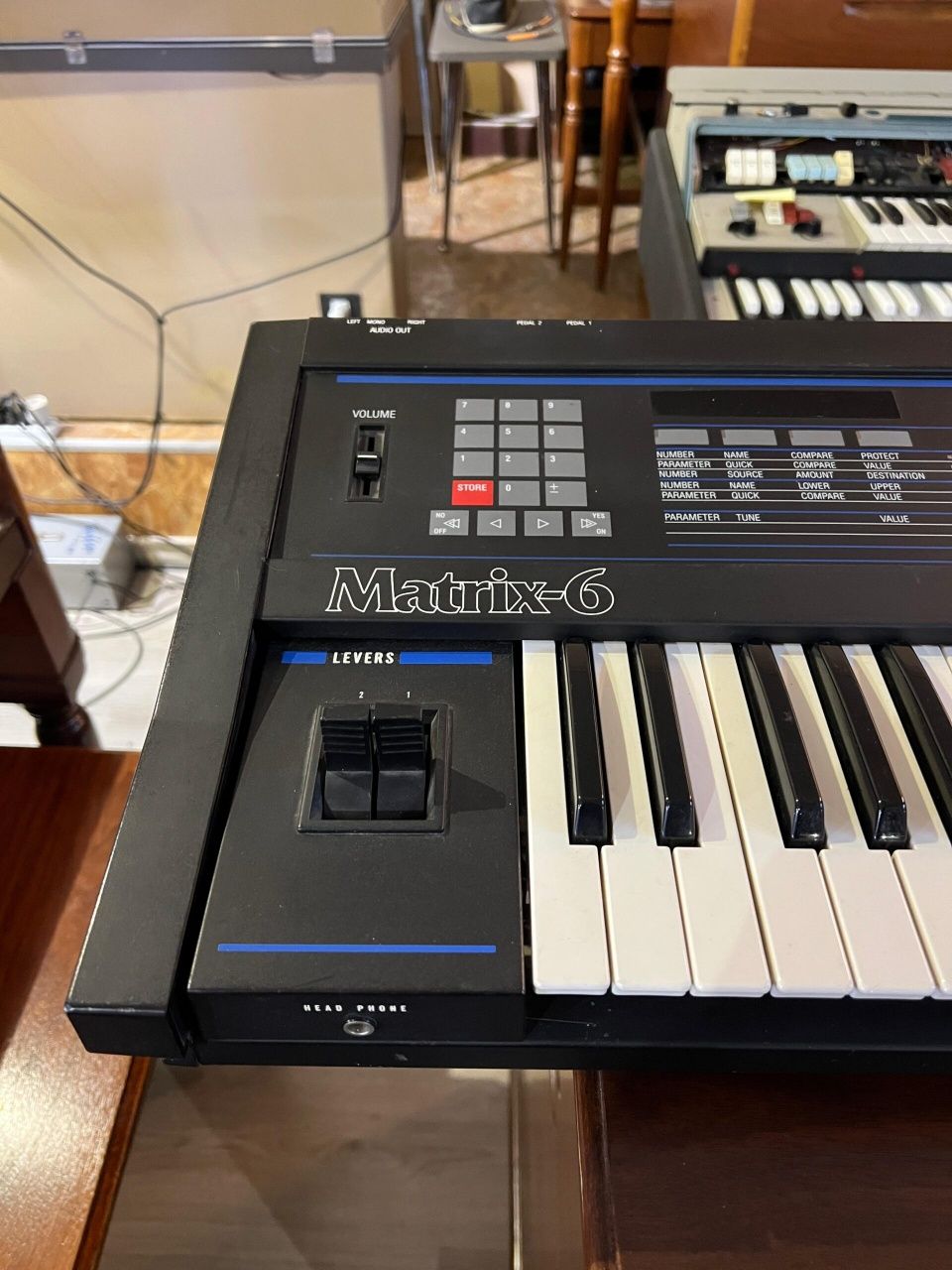 Аналоговый синтезатор 1987 года Oberheim Matrix 6.