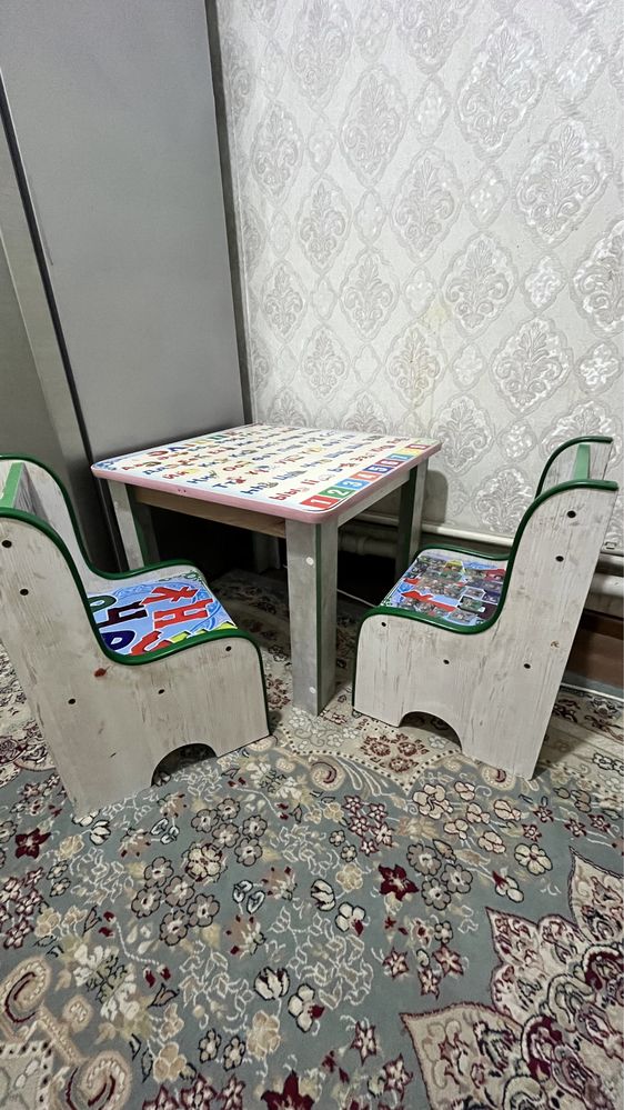 детский парта и 2 стулья