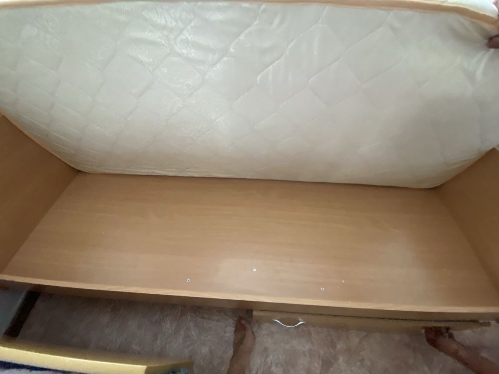 Продам кровать б/У с матрасами